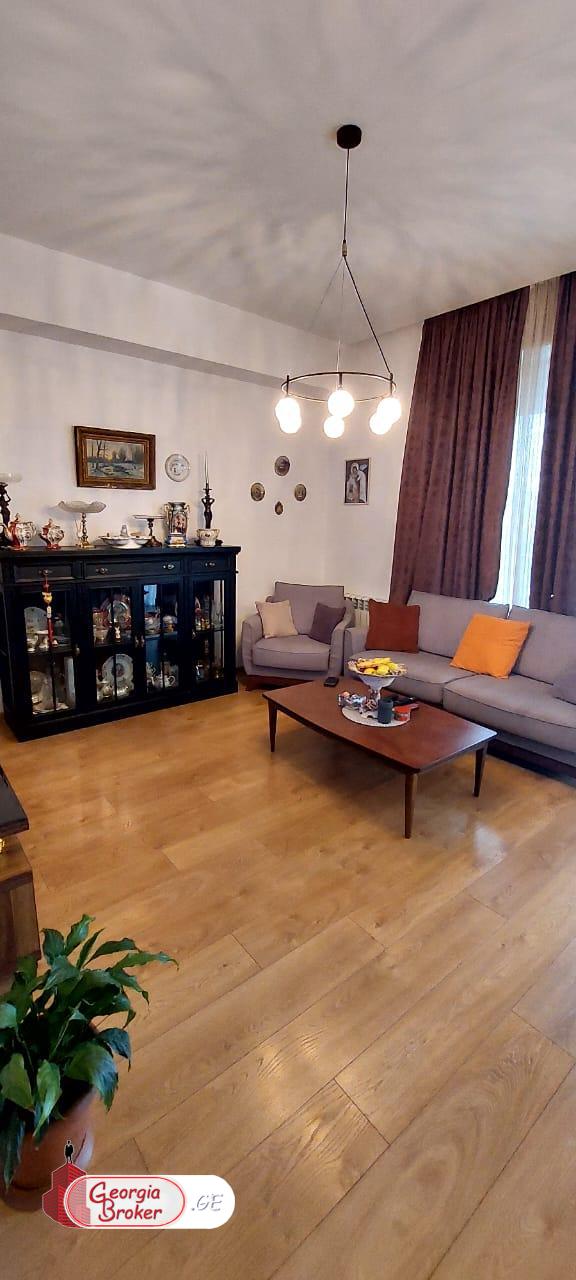 იყიდება ახალი გარემონტებული 4 ოთახიანი ბინა  ვაკის პარკთან