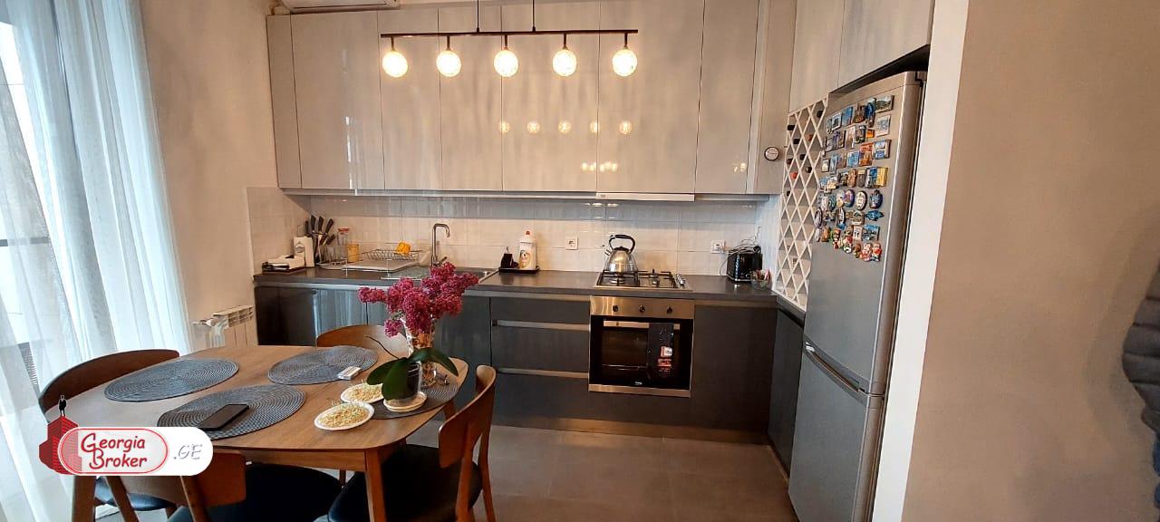 продается квартира с новым ремонтом 3-комнаты