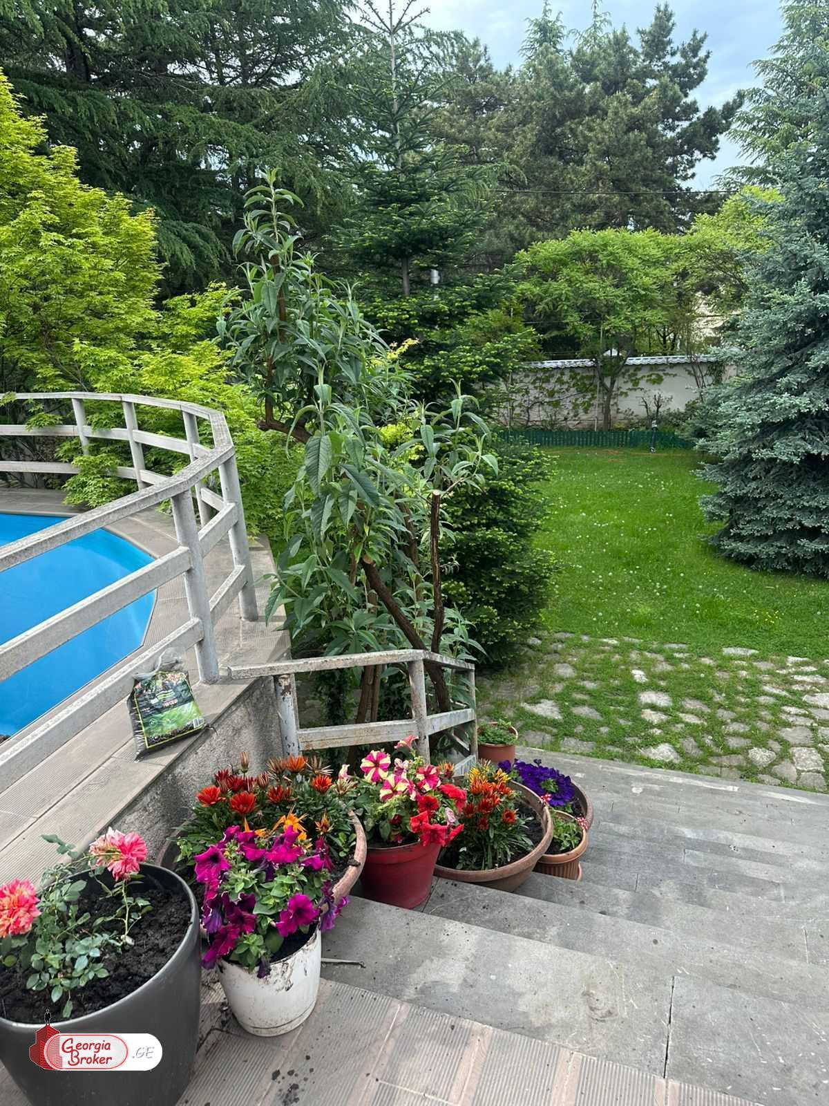 ქირავდება ახალი გარემონტებული 9 ოთახიანი სახლი წყნეთში