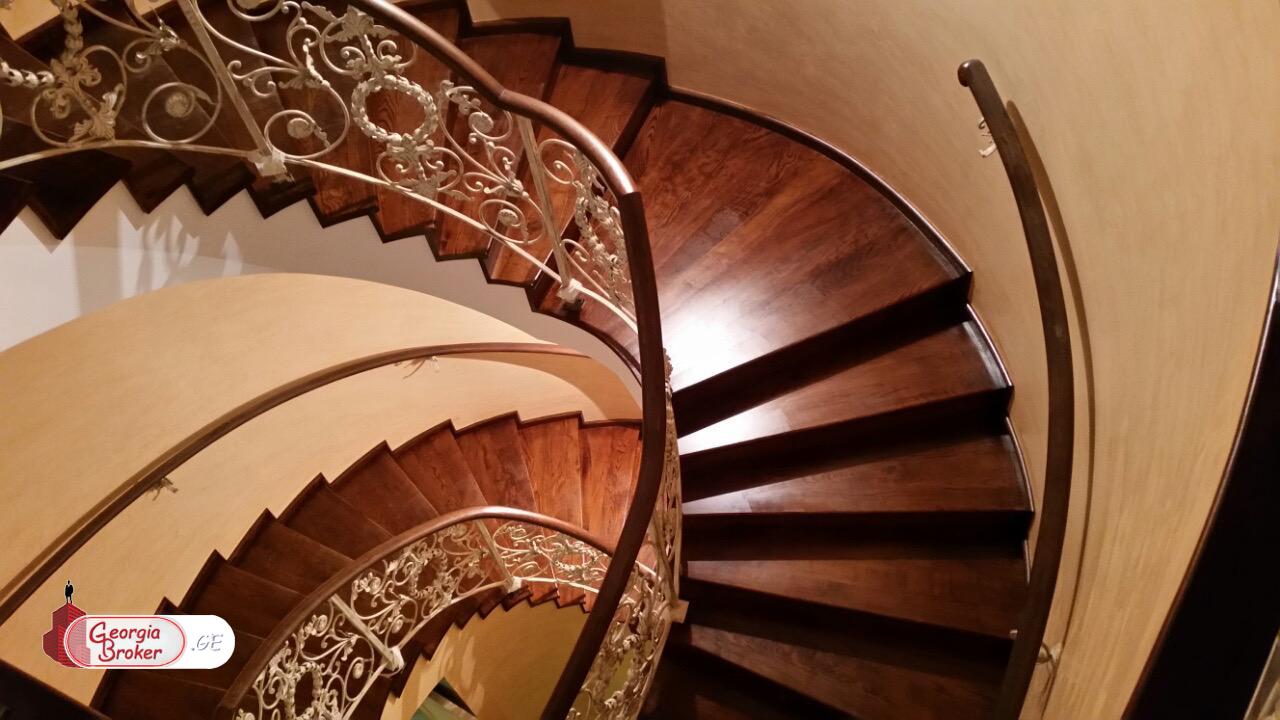 იყიდება ახალი გარემონტებული 12 ოთახიანი სახლი კრწანისში