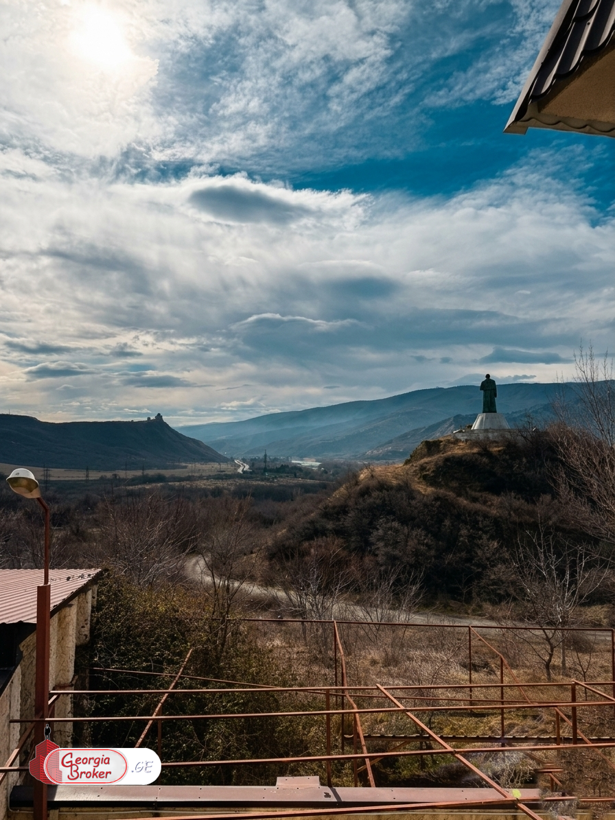 nearly repaired 14-room house for sale