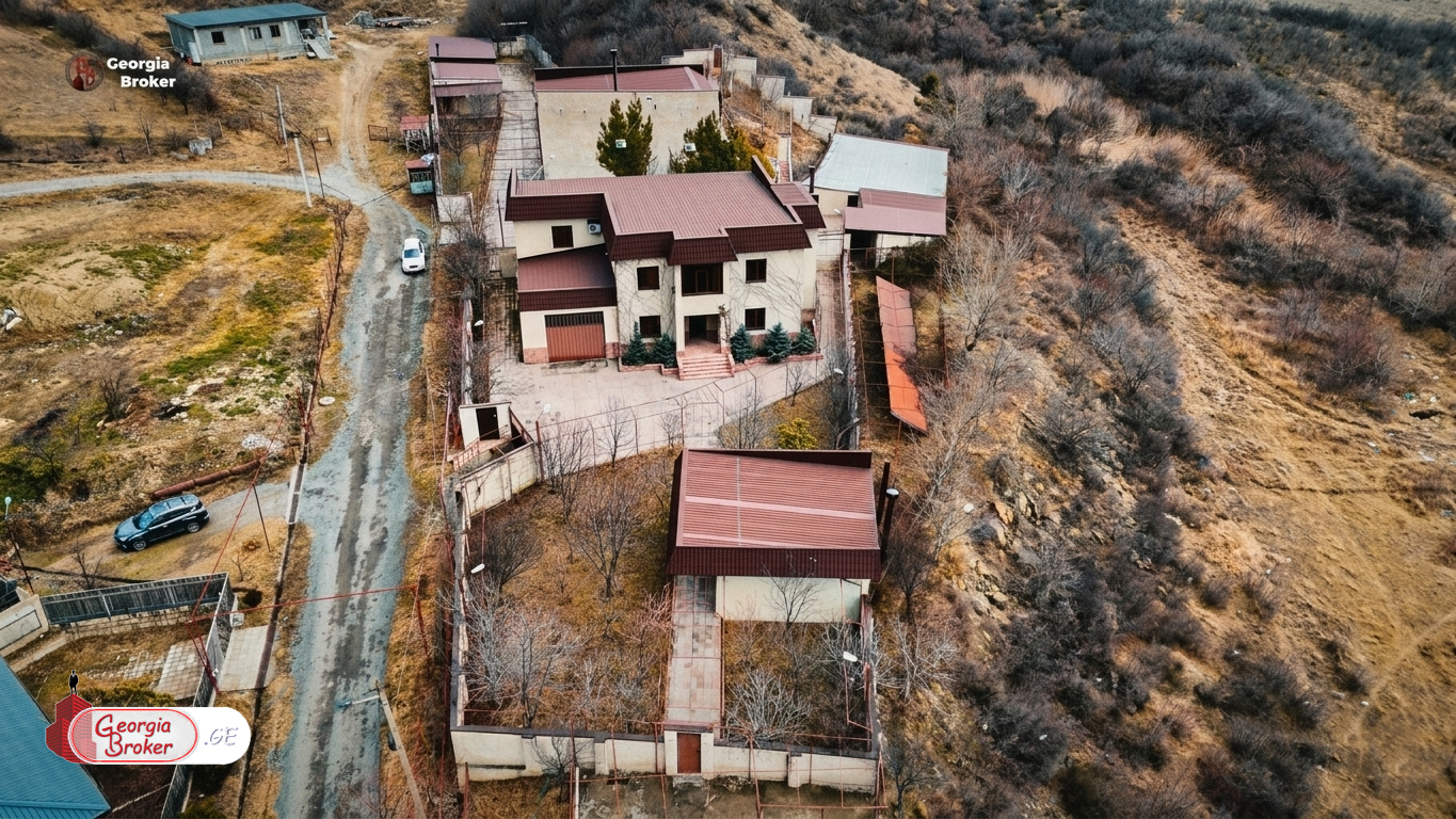 nearly repaired 14-room house for sale