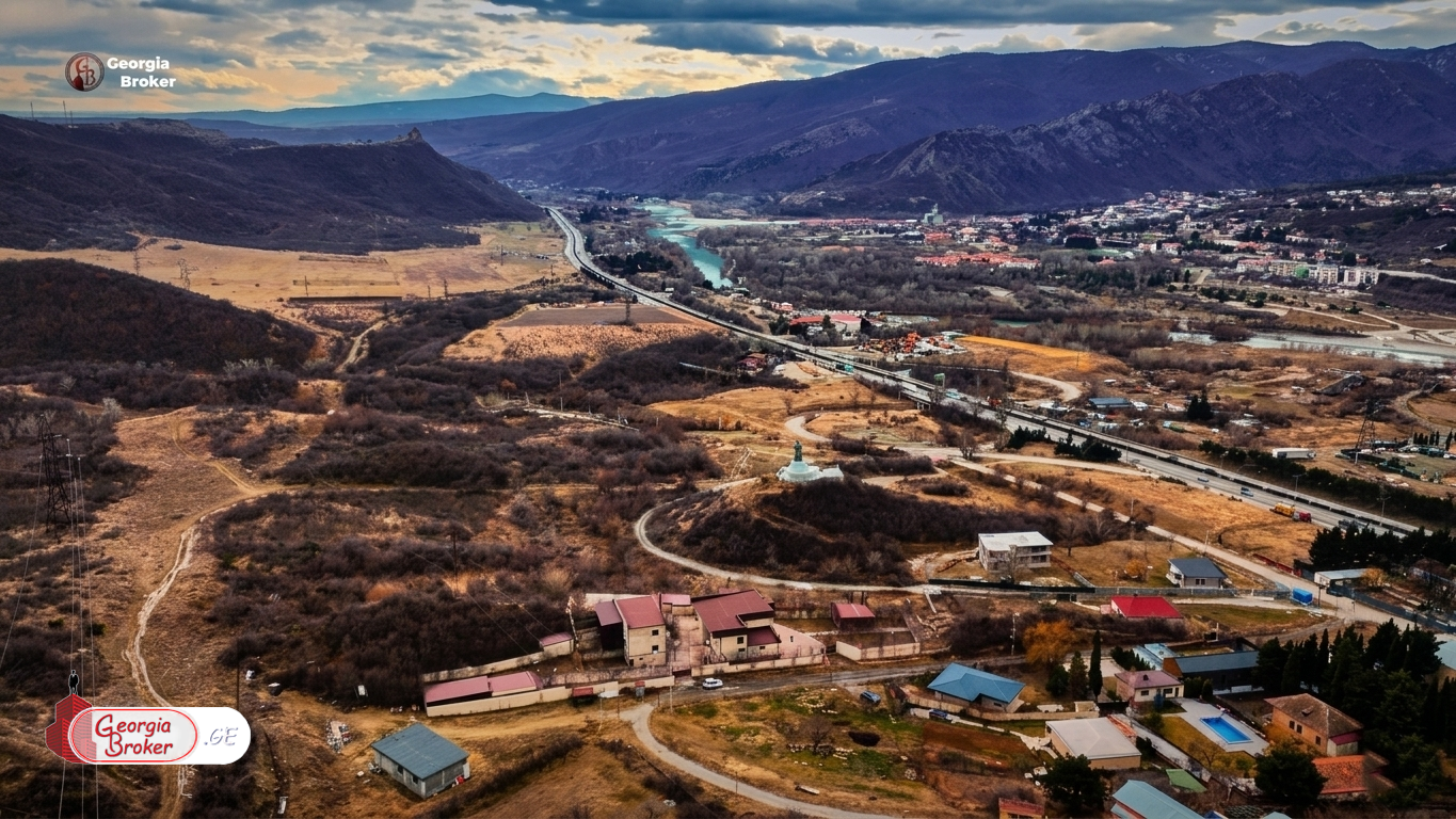 nearly repaired 14-room house for sale