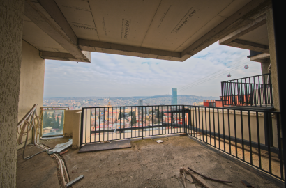 იყიდება ახალი აშენებული 5 ოთახიანი ბინა მთაწმინდაზე