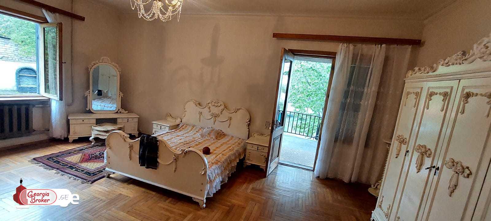 იყიდება ახალი გარემონტებული 9 ოთახიანი  აგარაკი წყნეთში