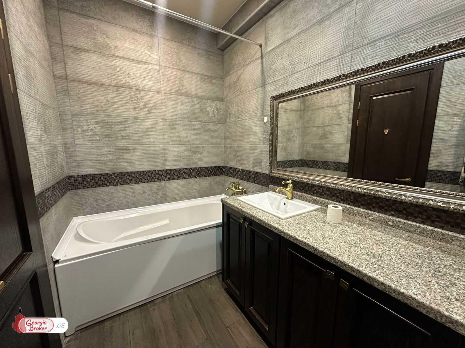 продается квартира с новым ремонтом 5-комнат