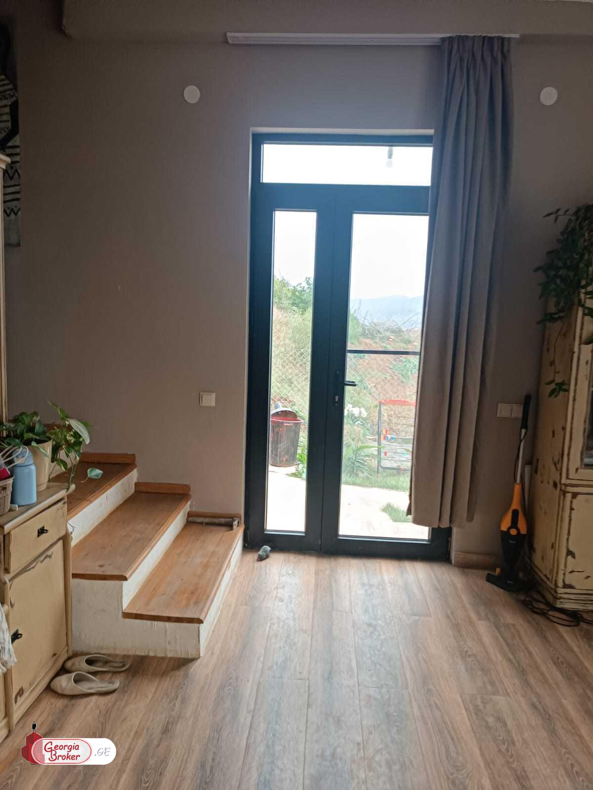 იყიდება ახალი გარემონტებული 6 ოთახიანი სახლი ლისის ტბის მიმდებარედ