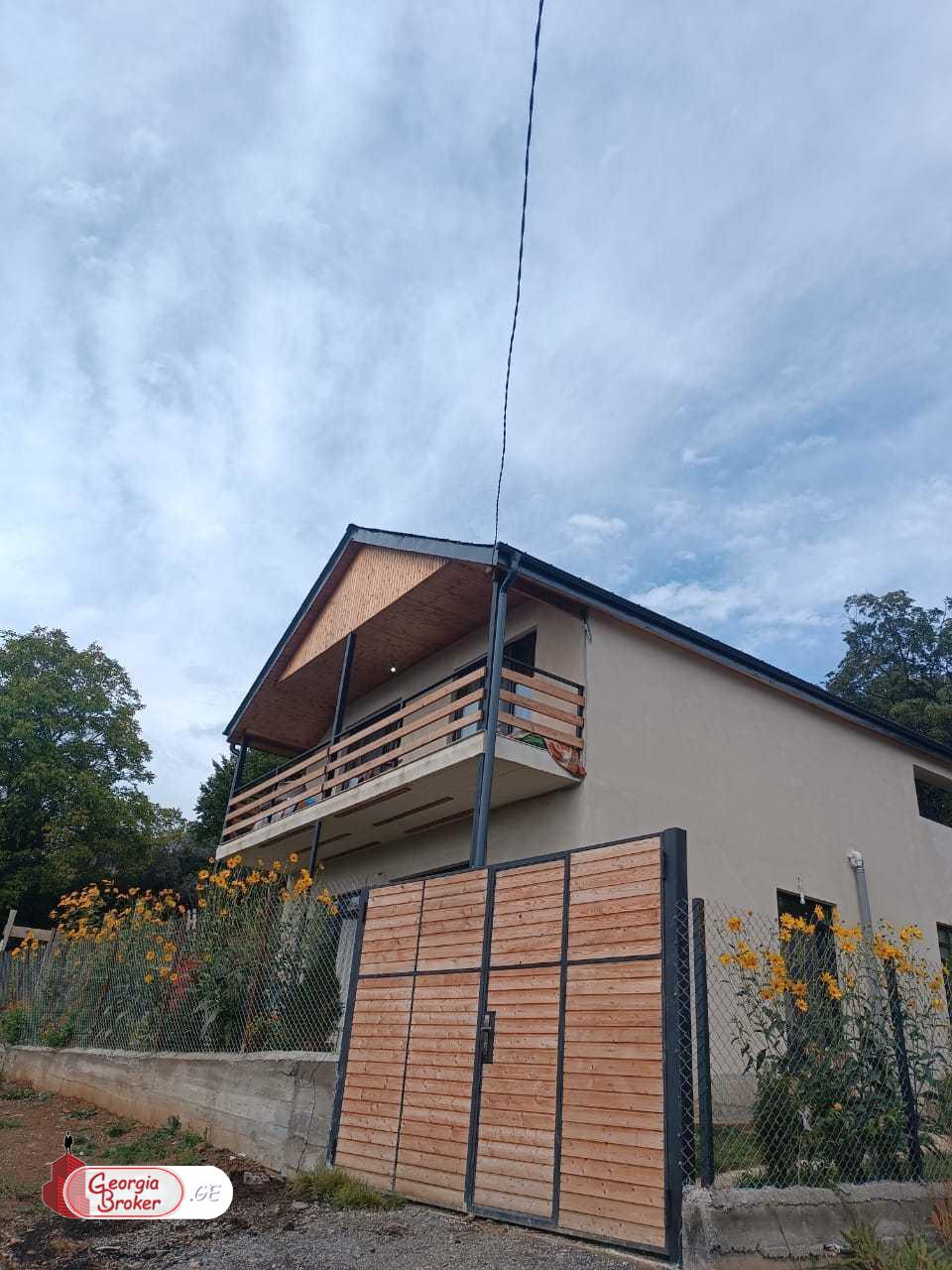იყიდება ახალი გარემონტებული 6 ოთახიანი სახლი ლისის ტბის მიმდებარედ