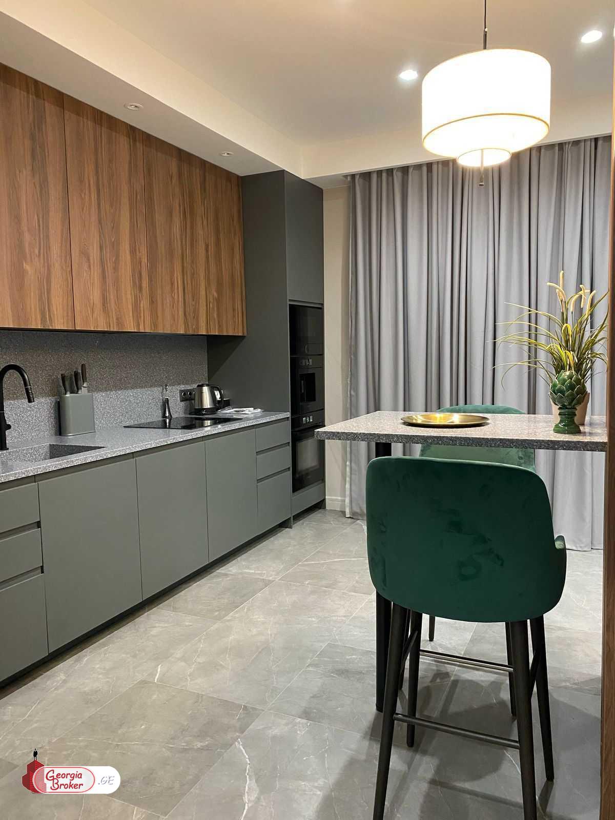 продается квартира с новым ремонтом 5-комнат