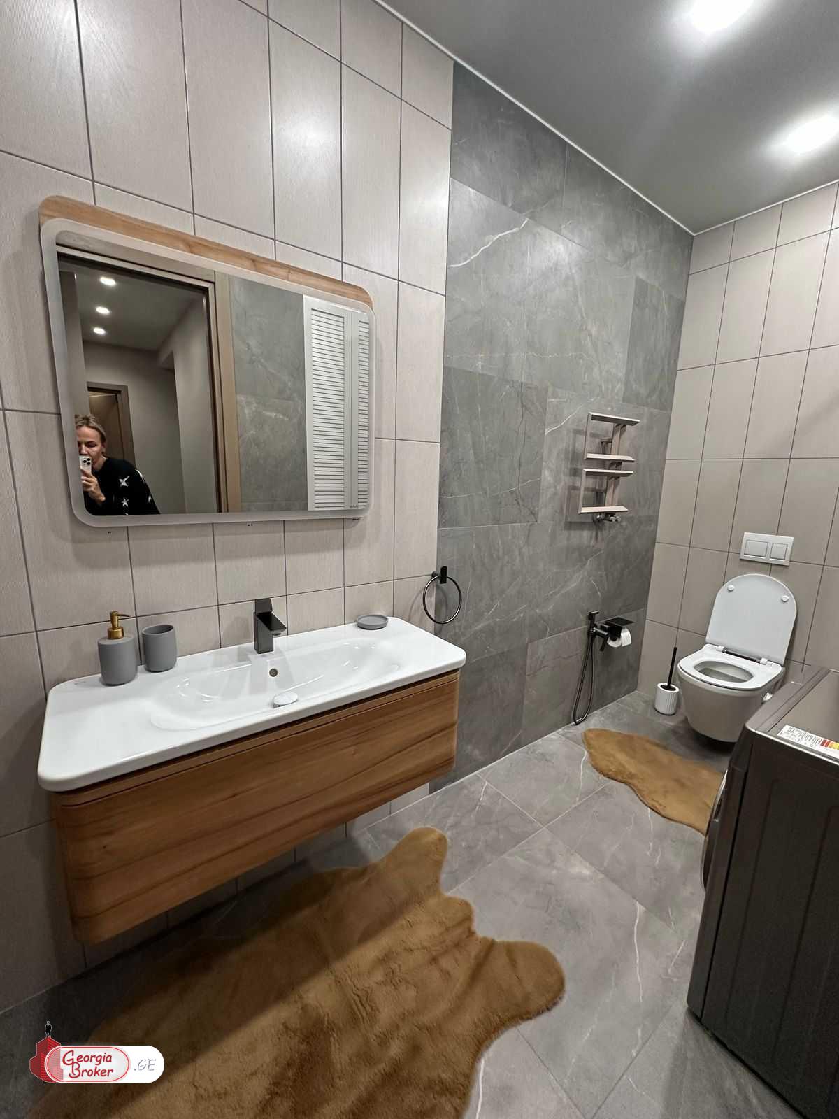 продается квартира с новым ремонтом 5-комнат