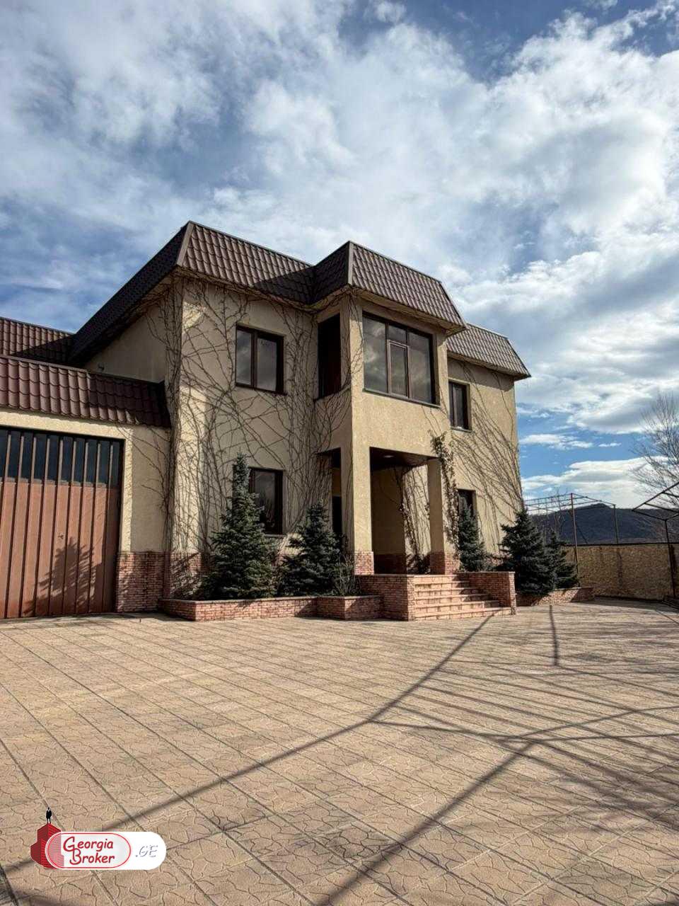 nearly repaired 14-room house for sale