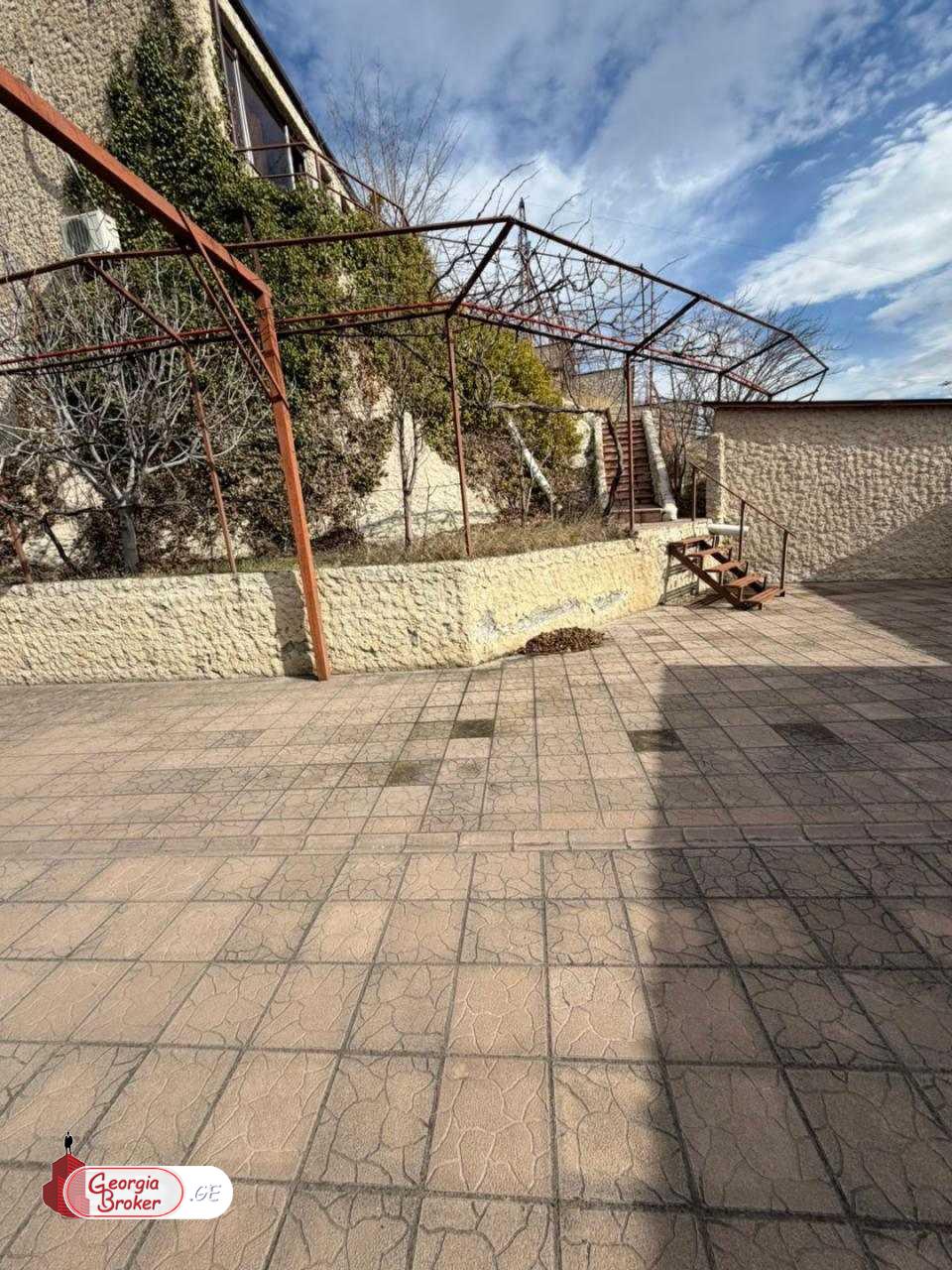 nearly repaired 14-room house for sale