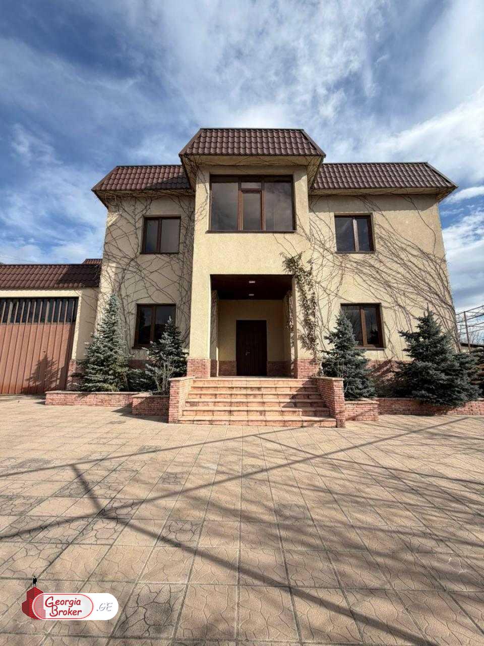 nearly repaired 14-room house for sale