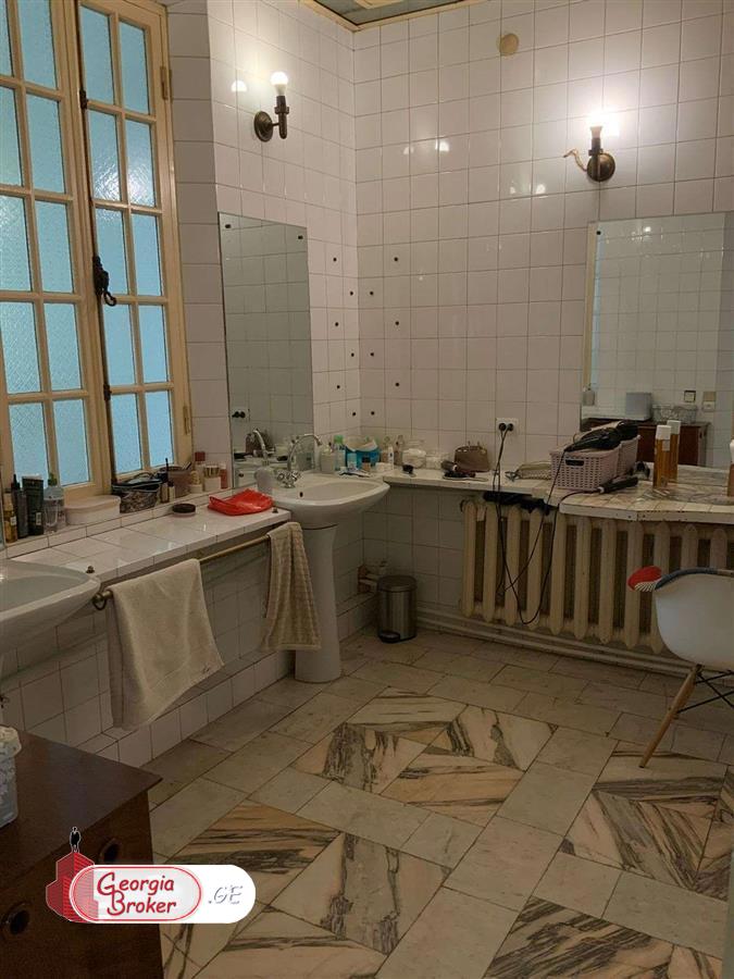 nearly repaired 10-room house for sale