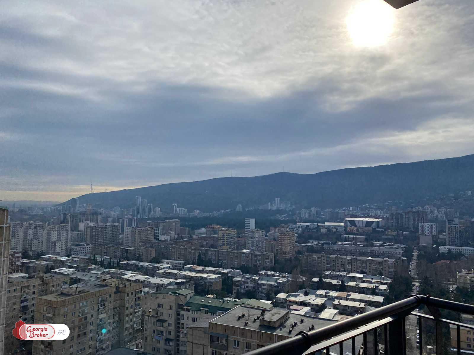 იყიდება ახალი გარემონტებული 5 ოთახიანი ბინა