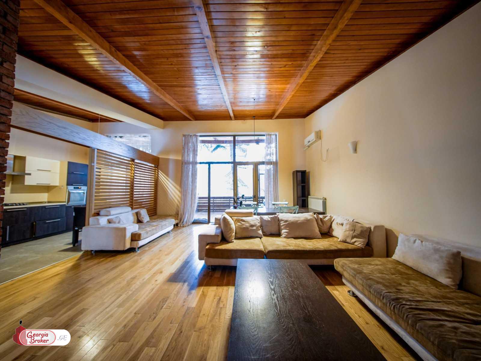 იყიდება ახალი გარემონტებული 10 ოთახიანი სახლი