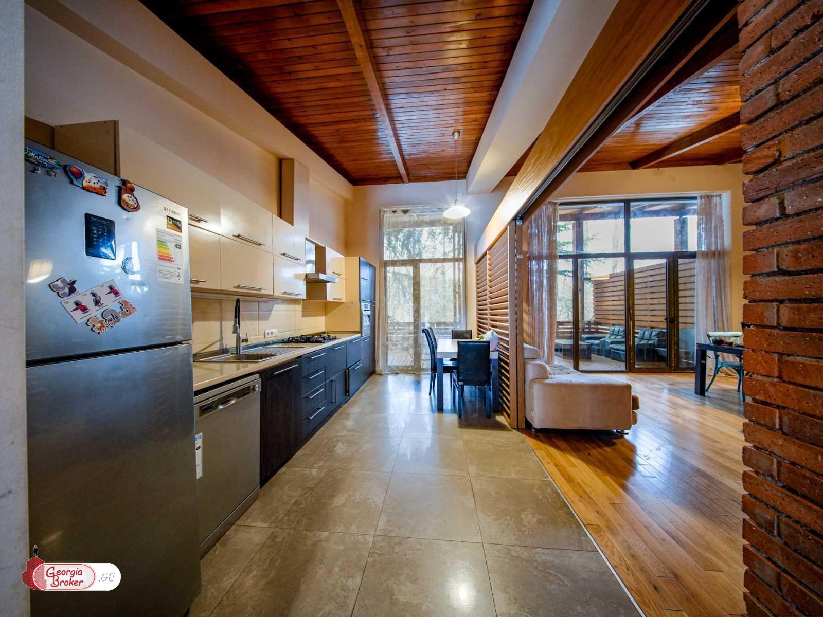 იყიდება ახალი გარემონტებული 10 ოთახიანი სახლი