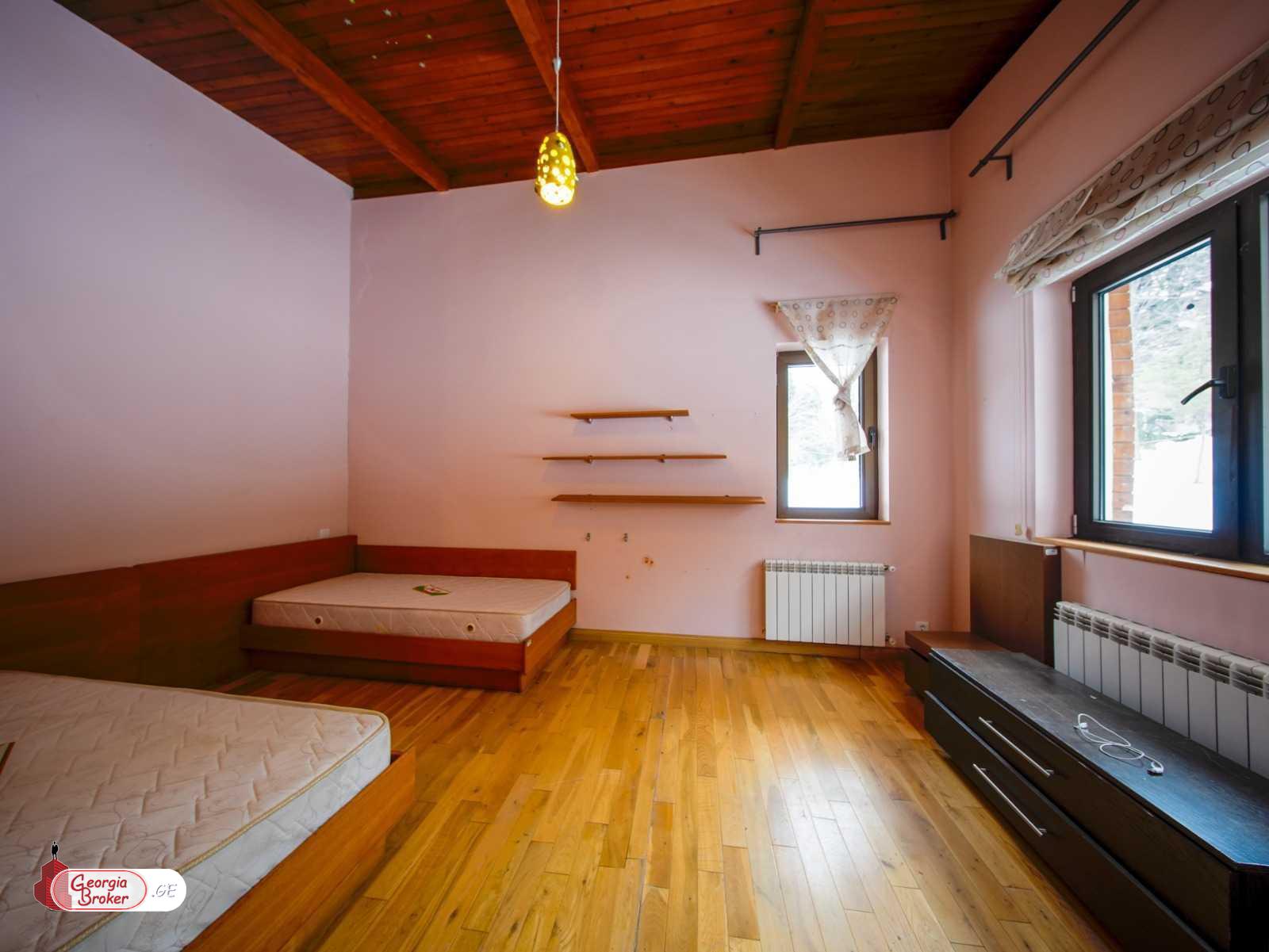 იყიდება ახალი გარემონტებული 10 ოთახიანი სახლი