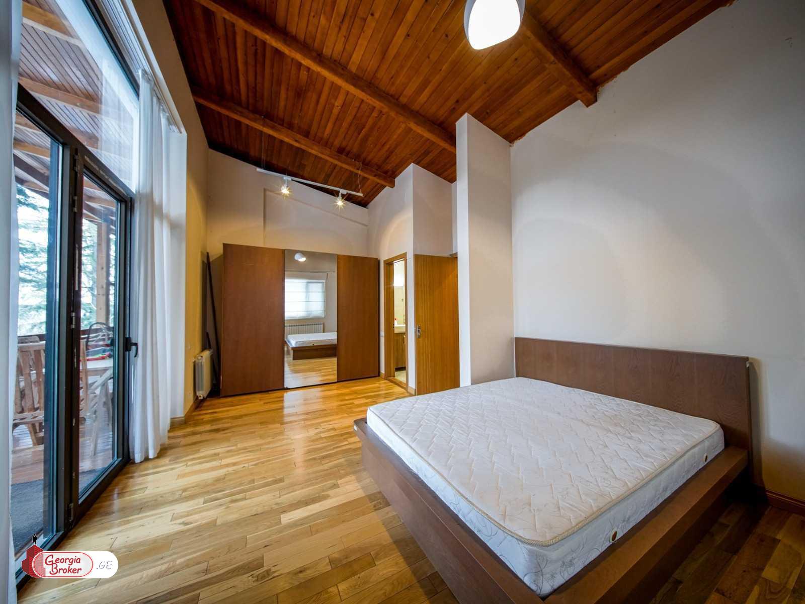 იყიდება ახალი გარემონტებული 10 ოთახიანი სახლი