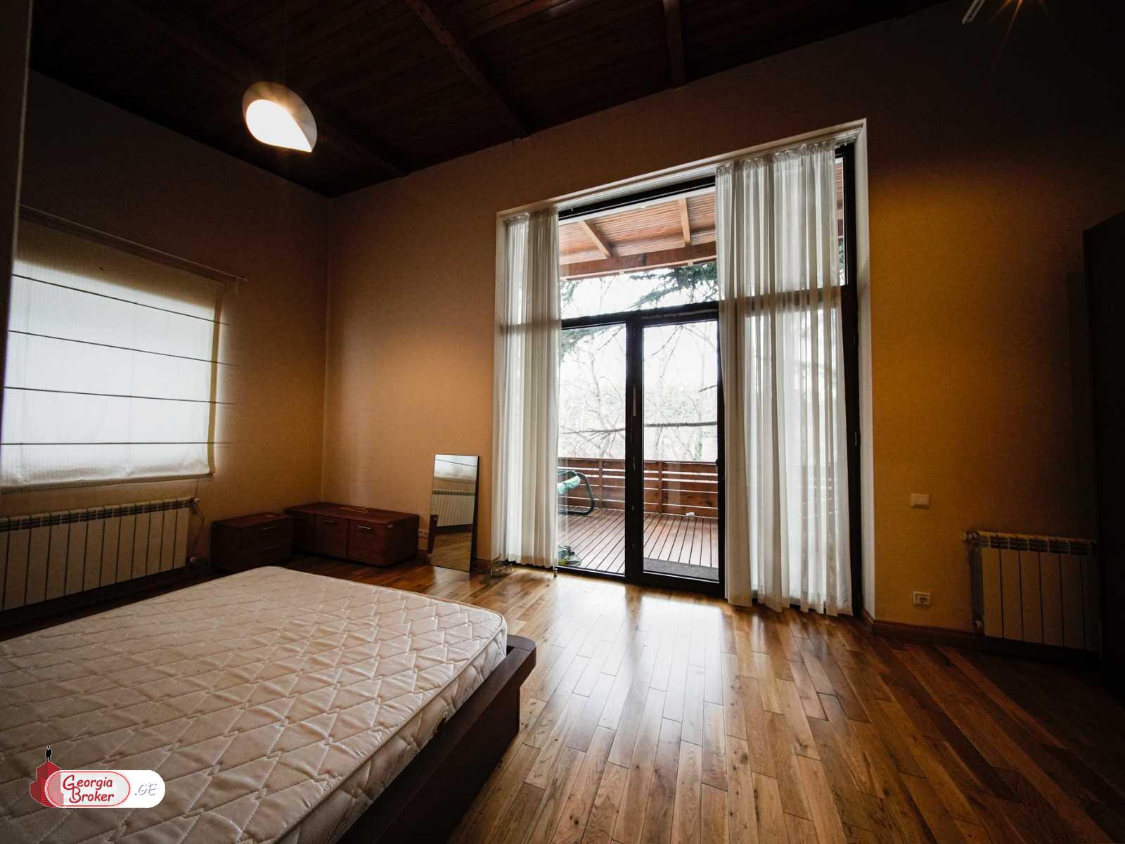 იყიდება ახალი გარემონტებული 10 ოთახიანი სახლი