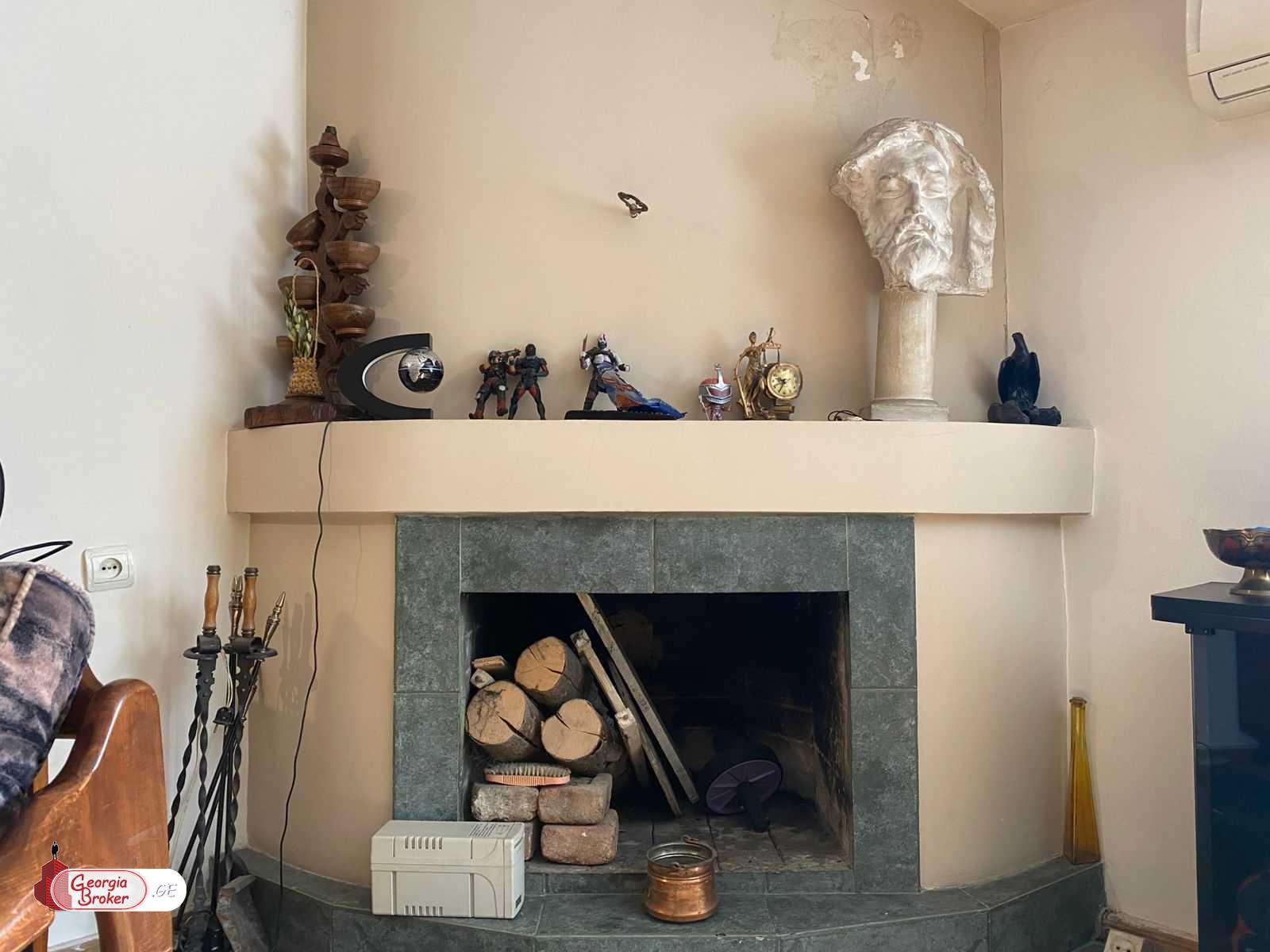 იყიდება ძველი გარემონტებული 7 ოთახიანი ბინა