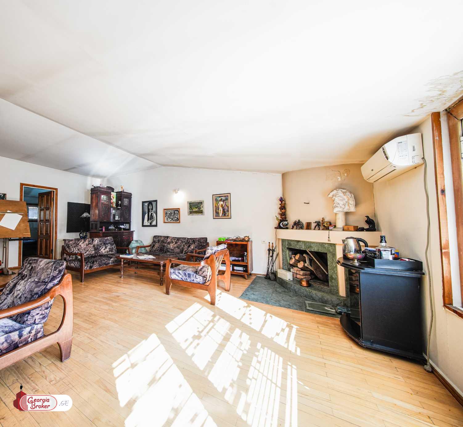 იყიდება ძველი გარემონტებული 7 ოთახიანი ბინა