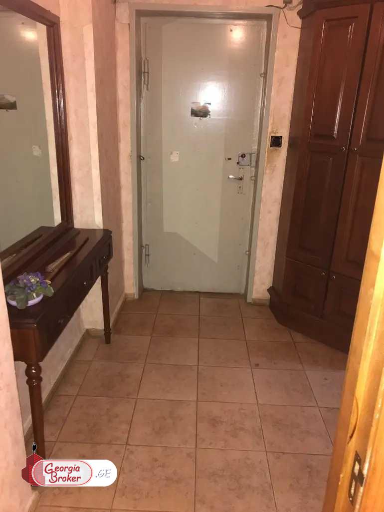 продается квартира с новым ремонтом 4-комнаты