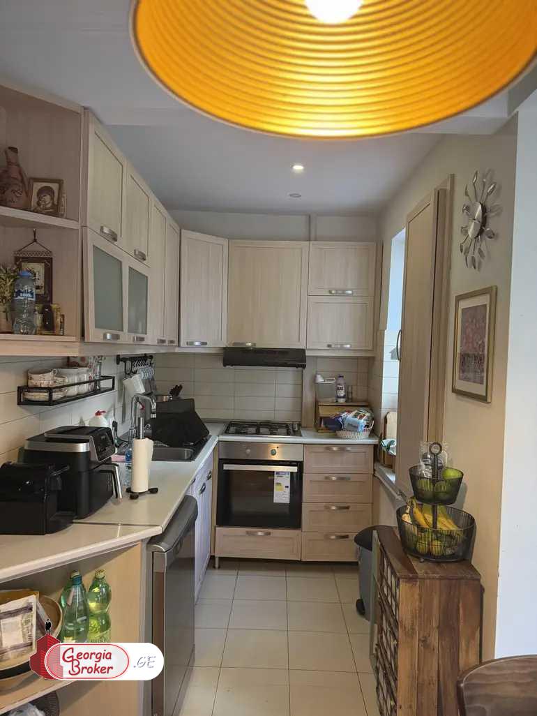 იყიდება ახალი გარემონტებული 5 ოთახიანი ბინა