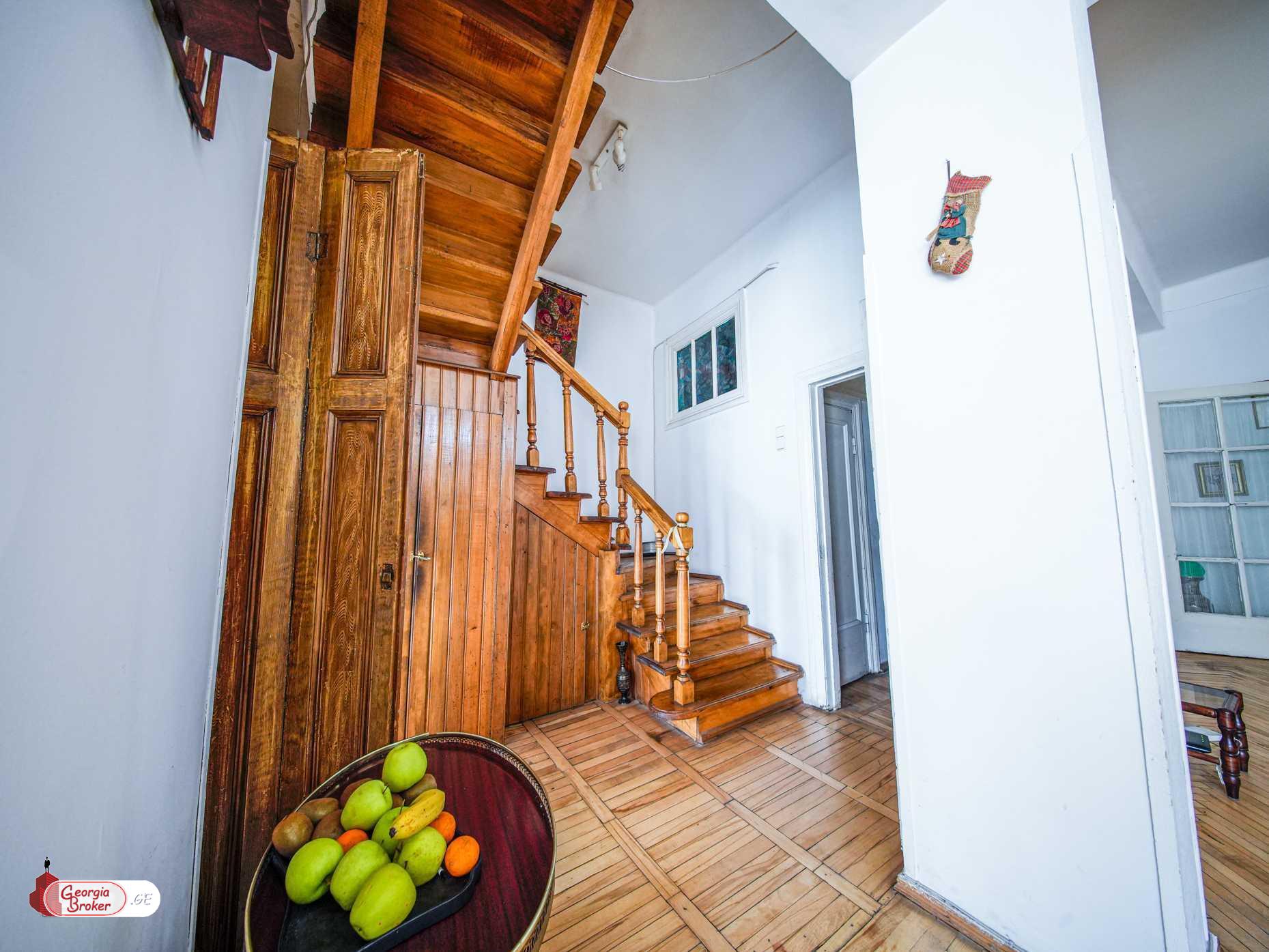 იყიდება ძველი გარემონტებული 7 ოთახიანი ბინა