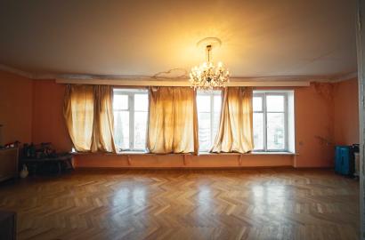 nearly repaired 6-room apartment for sale
