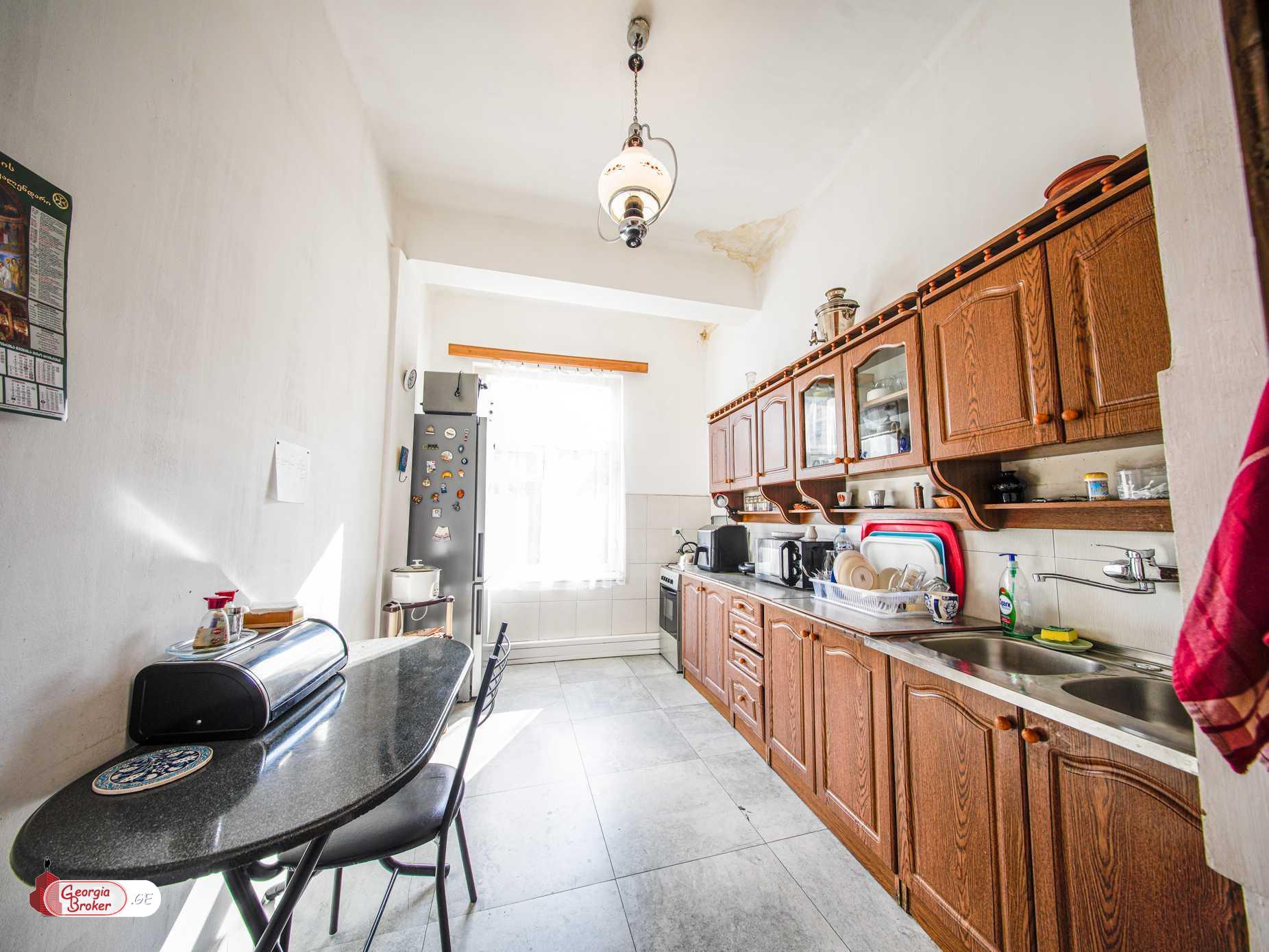 იყიდება ძველი გარემონტებული 7 ოთახიანი ბინა