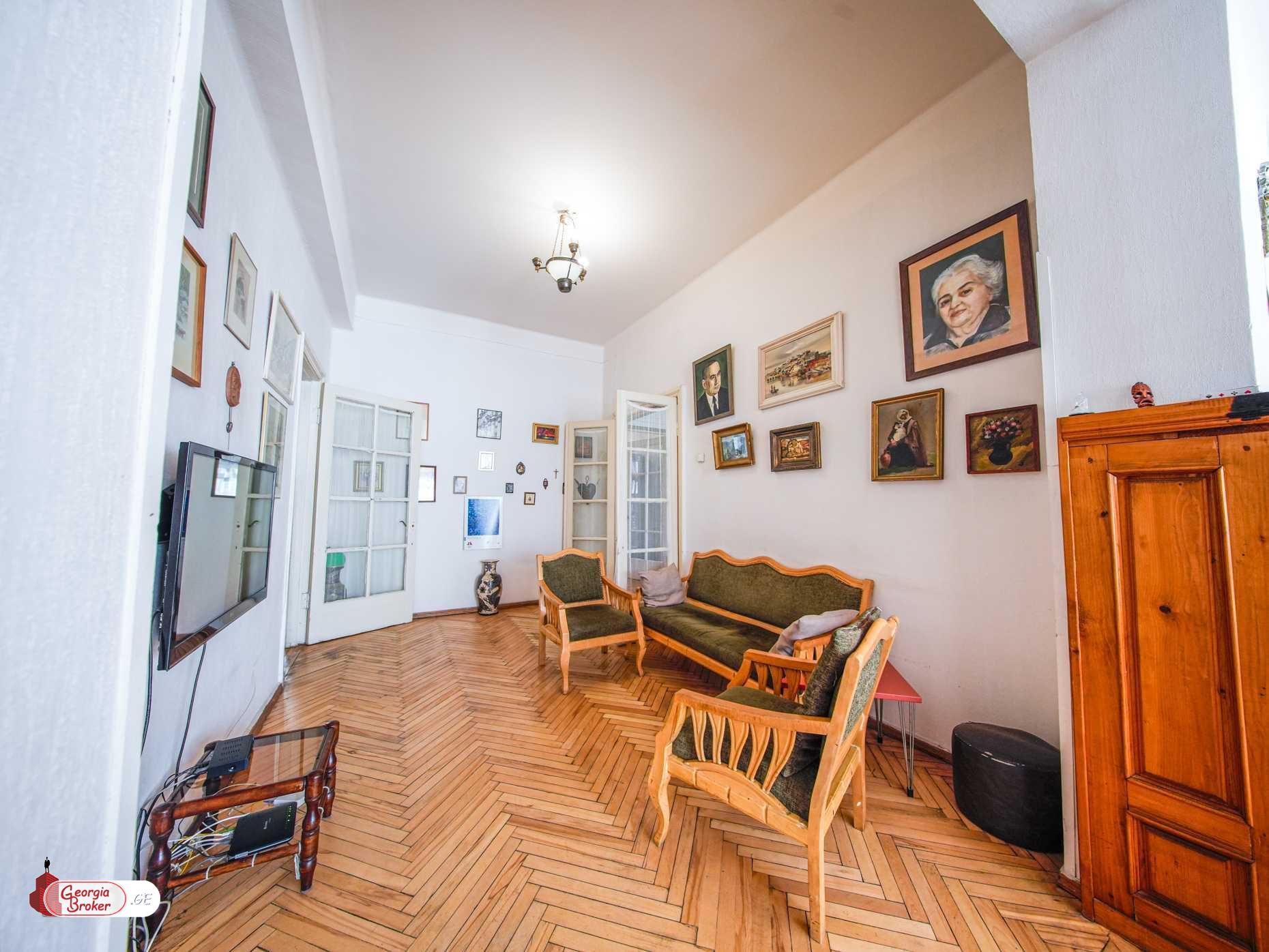 იყიდება ძველი გარემონტებული 7 ოთახიანი ბინა