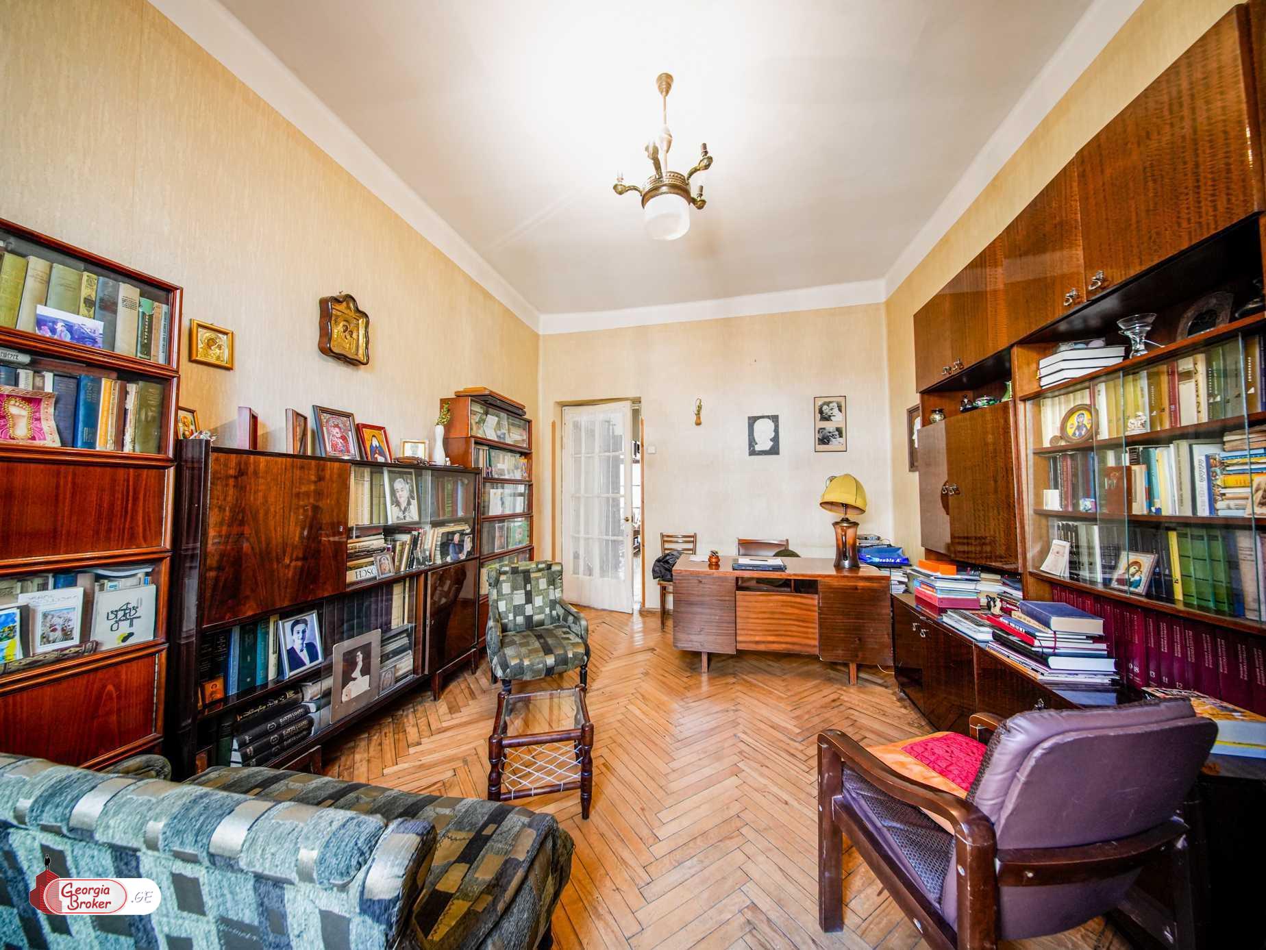 იყიდება ძველი გარემონტებული 7 ოთახიანი ბინა