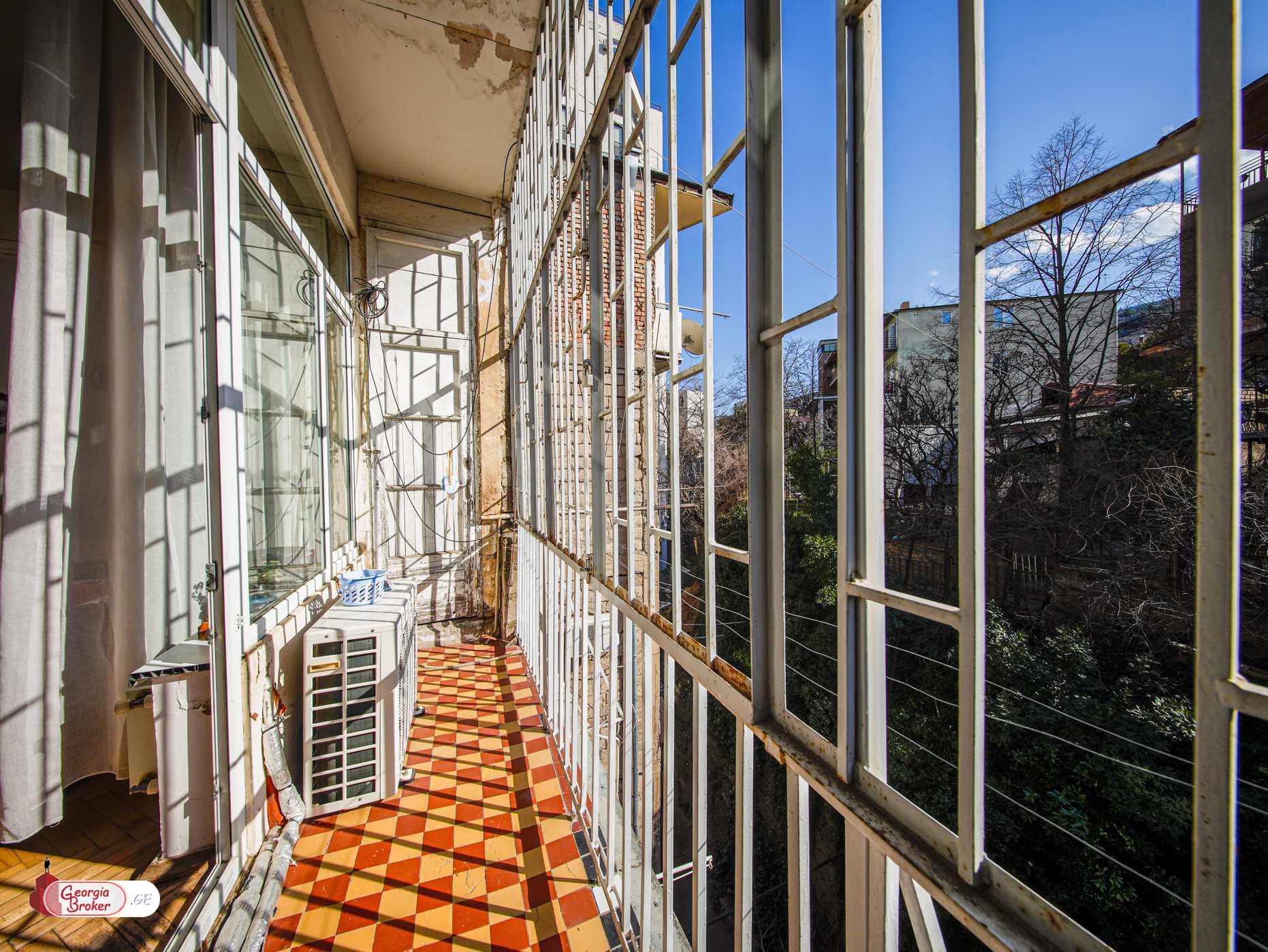 იყიდება ძველი გარემონტებული 7 ოთახიანი ბინა