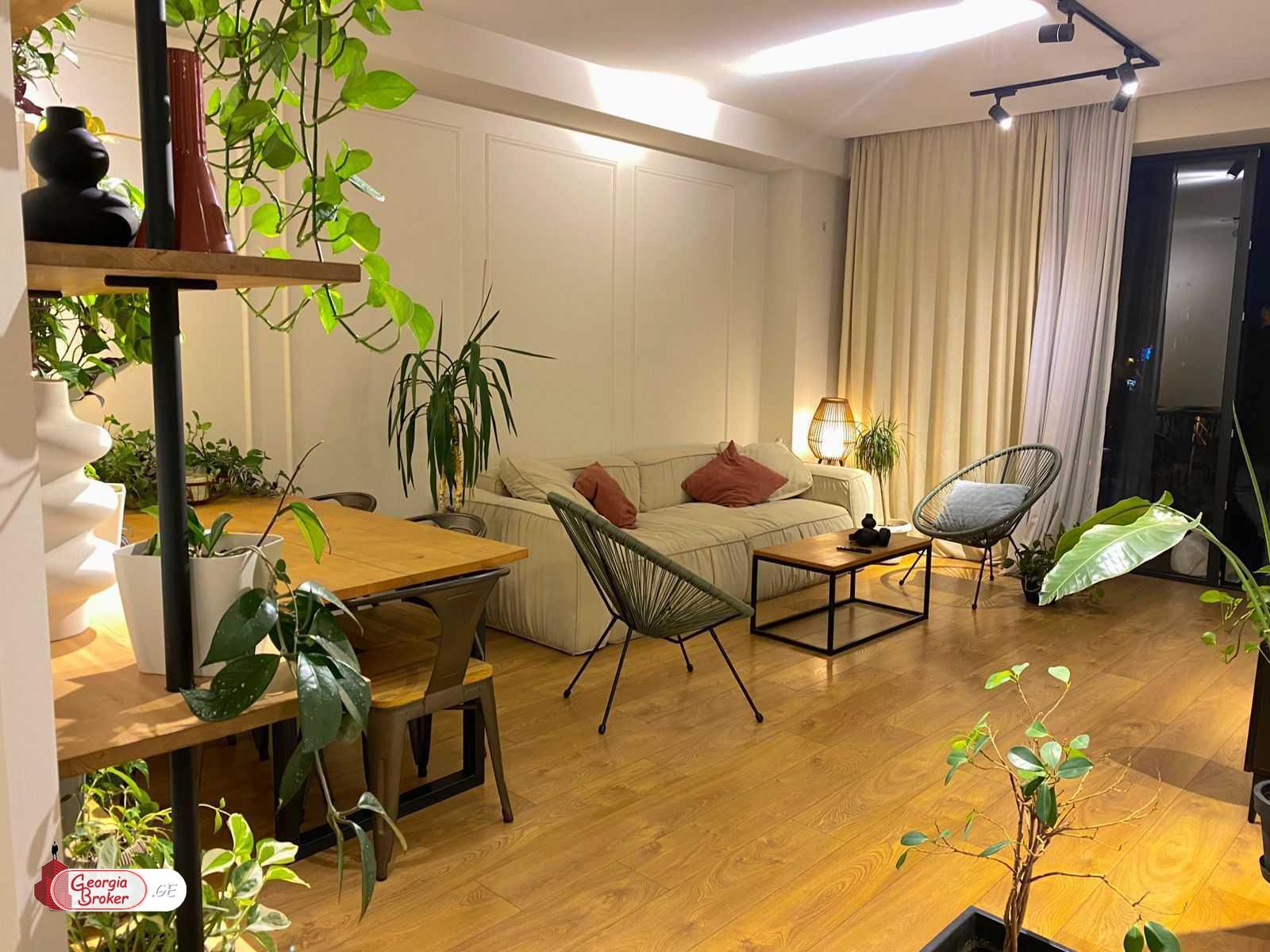 продается квартира с новым ремонтом 5-комнат