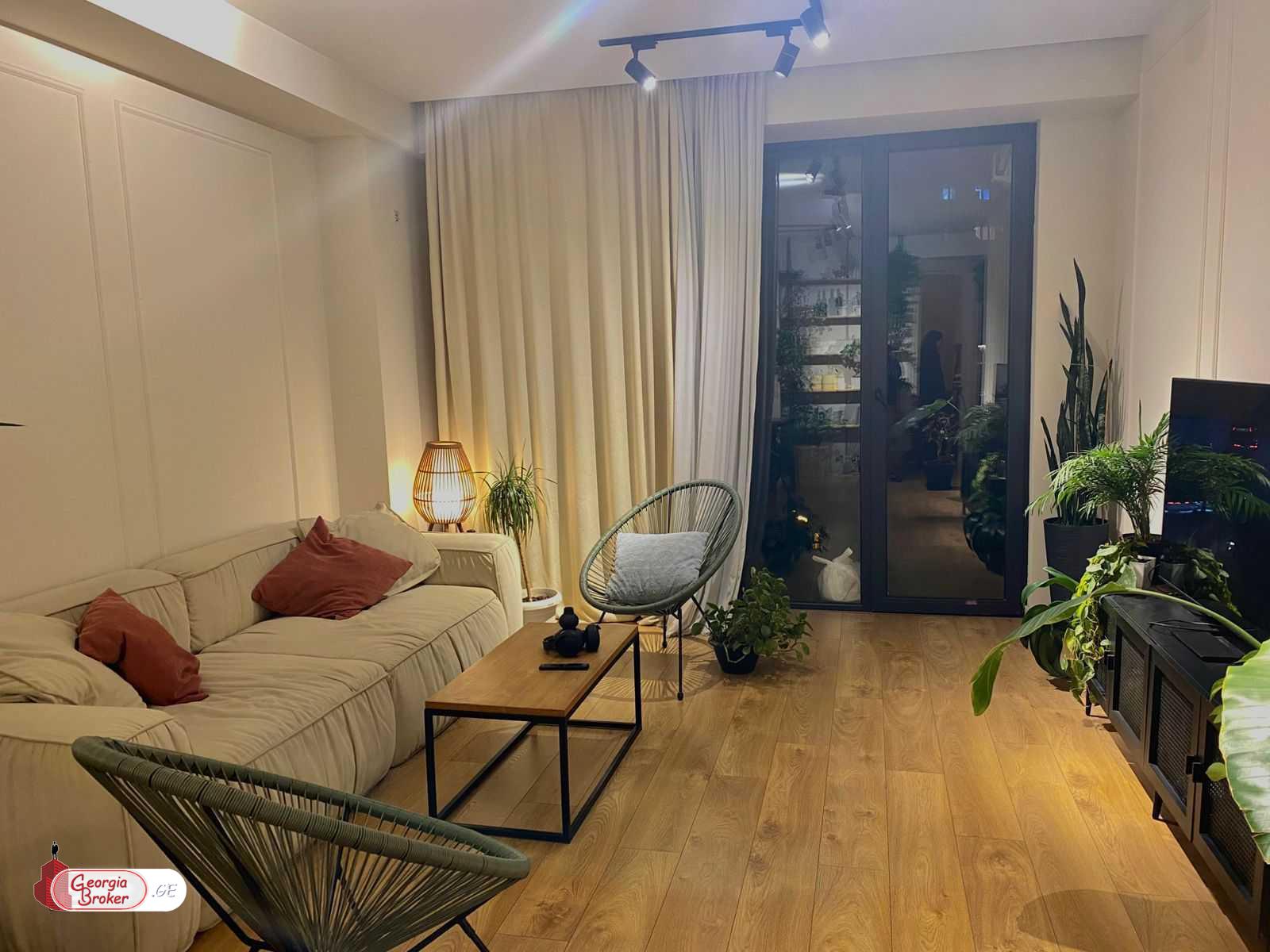 продается квартира с новым ремонтом 5-комнат