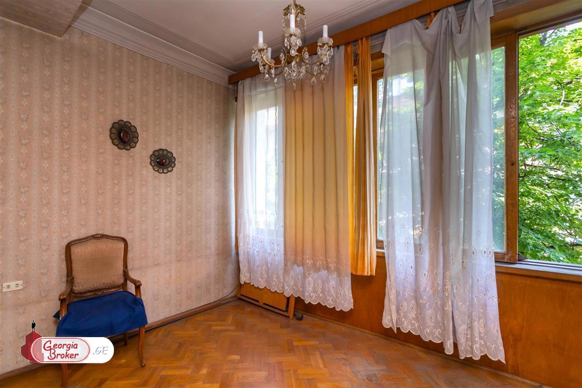 old repaired 7-room apartment for sale