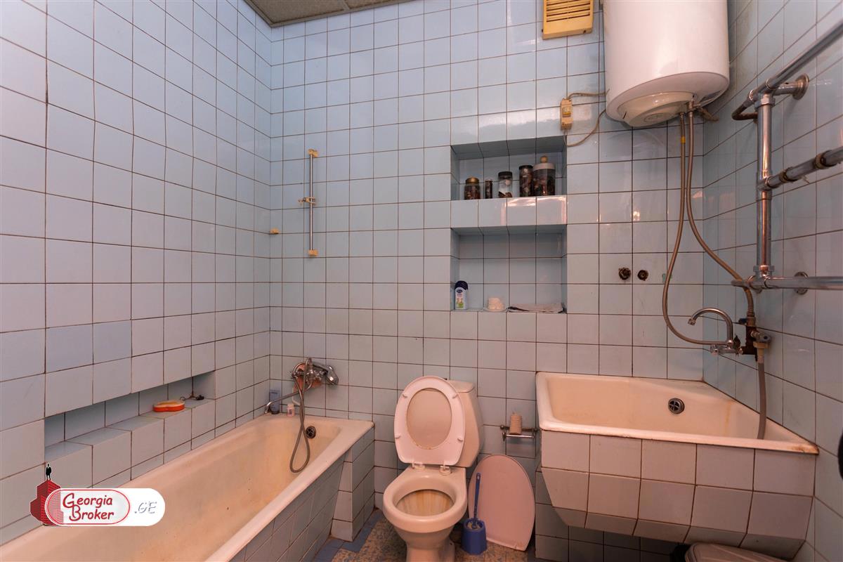 old repaired 7-room apartment for sale