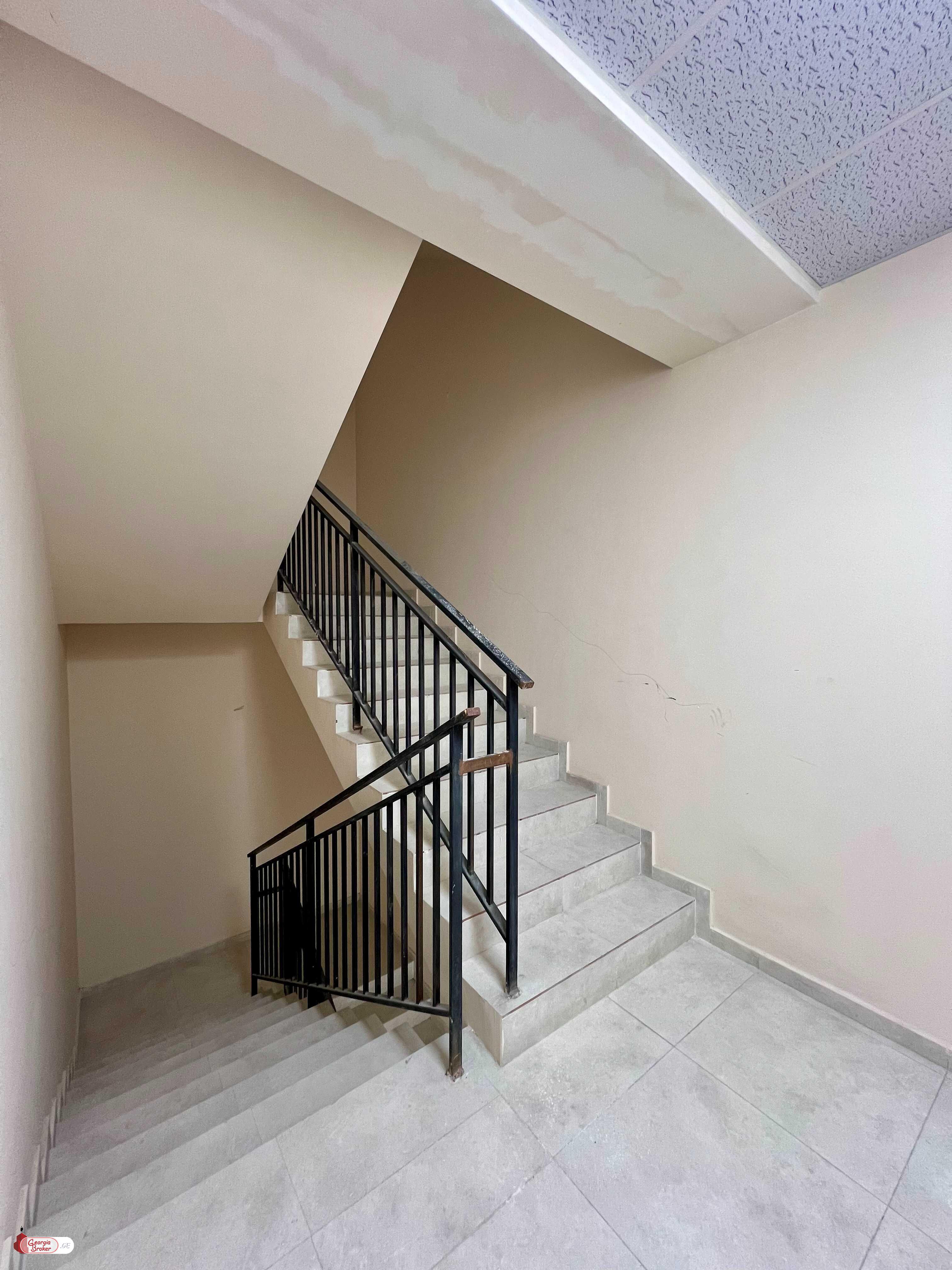 იყიდება ახალი აშენებული 4 ოთახიანი ბინა