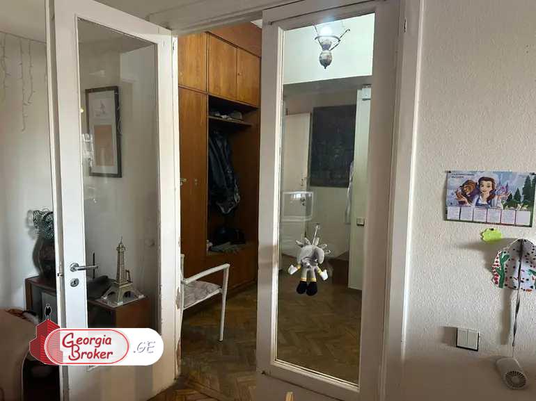 продается квартира с новым ремонтом 5-комнат