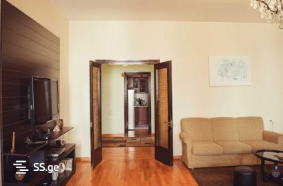 იყიდება ახალი გარემონტებული 5 ოთახიანი ბინა