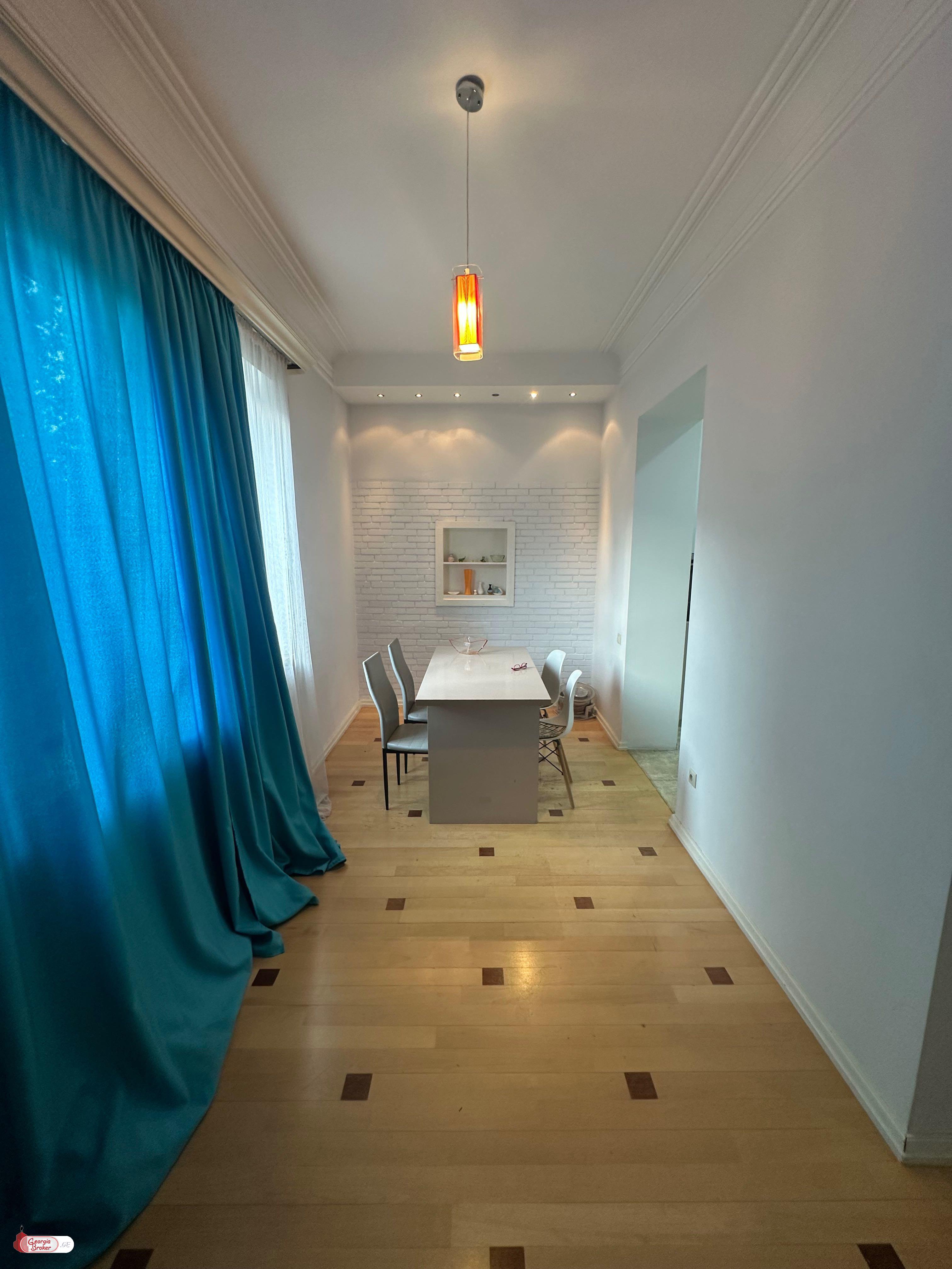 продается квартира с новым ремонтом 4-комнаты