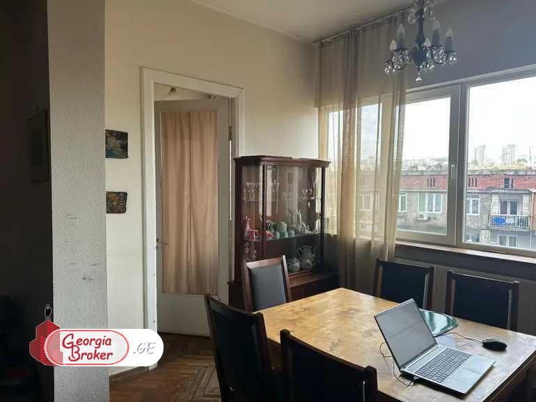 продается квартира с новым ремонтом 5-комнат