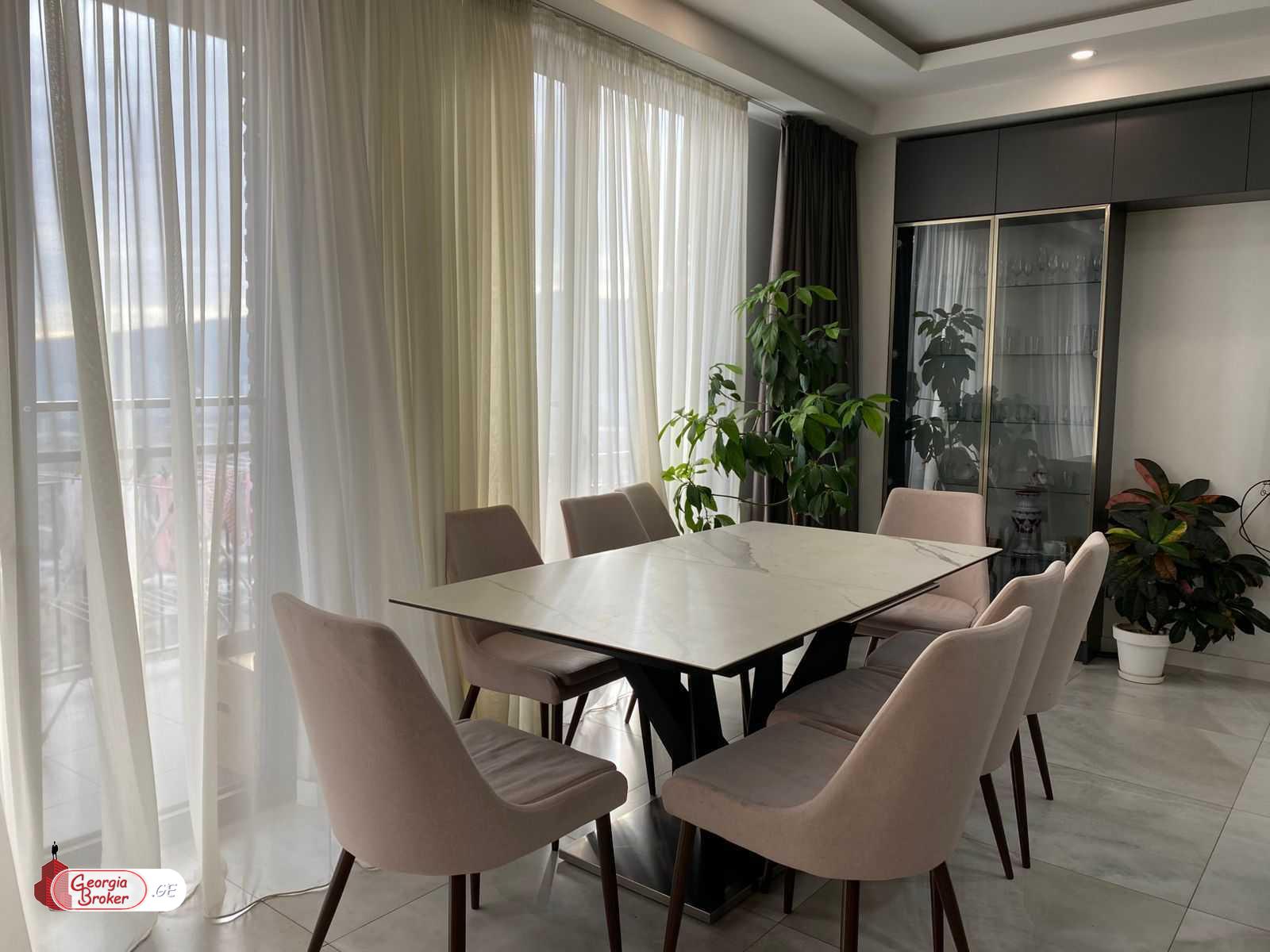 იყიდება ახალი გარემონტებული 5 ოთახიანი ბინა