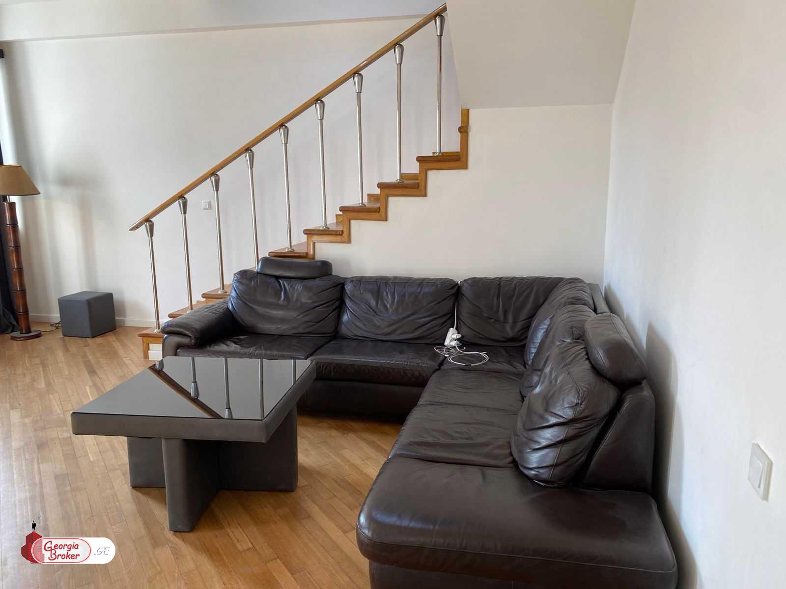 იყიდება ახალი გარემონტებული 6 ოთახიანი ბინა