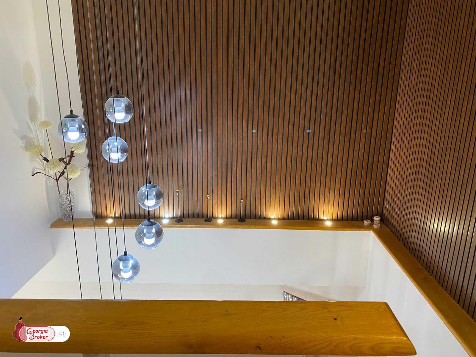 იყიდება ახალი გარემონტებული 6 ოთახიანი ბინა