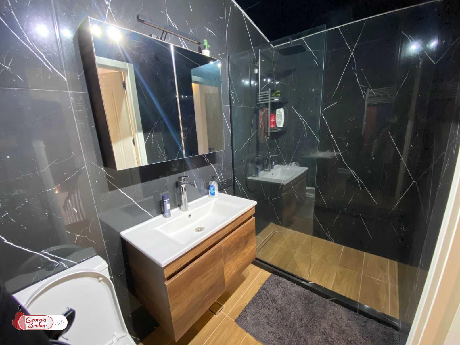 იყიდება ახალი გარემონტებული 6 ოთახიანი ბინა