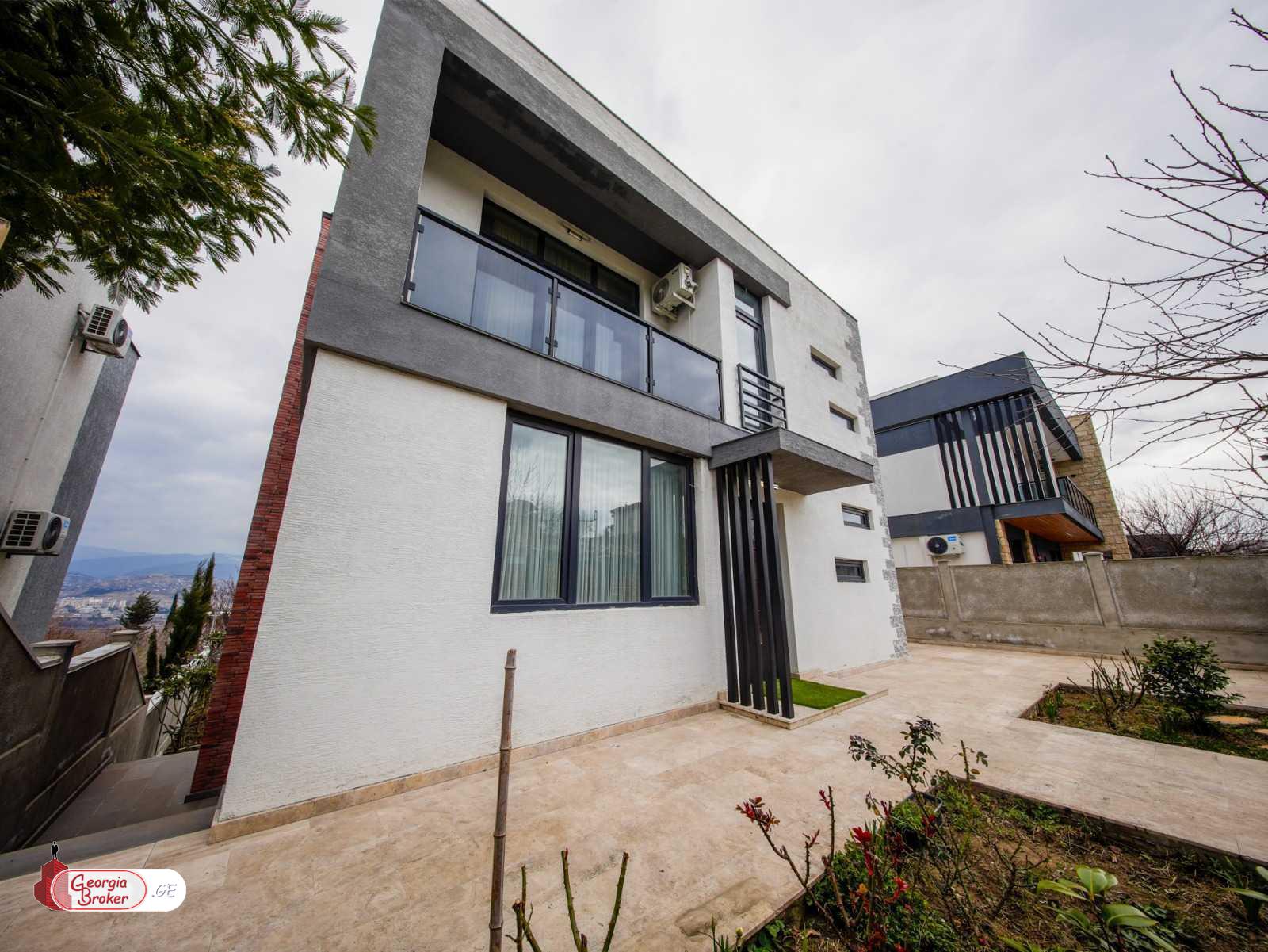 ქირავდება ახალი გარემონტებული 9 ოთახიანი სახლი