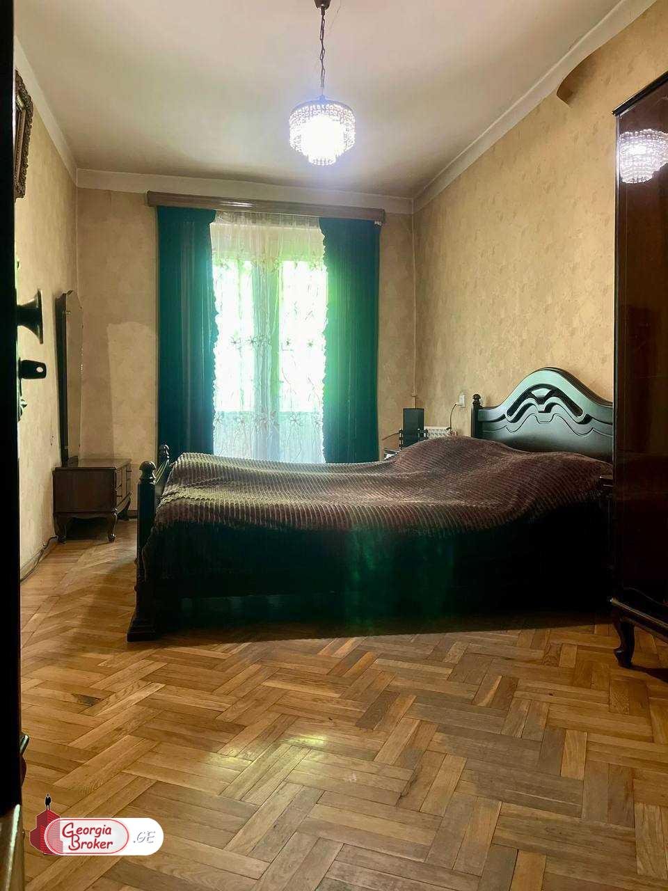 იყიდება ახალი გარემონტებული 5 ოთახიანი ბინა