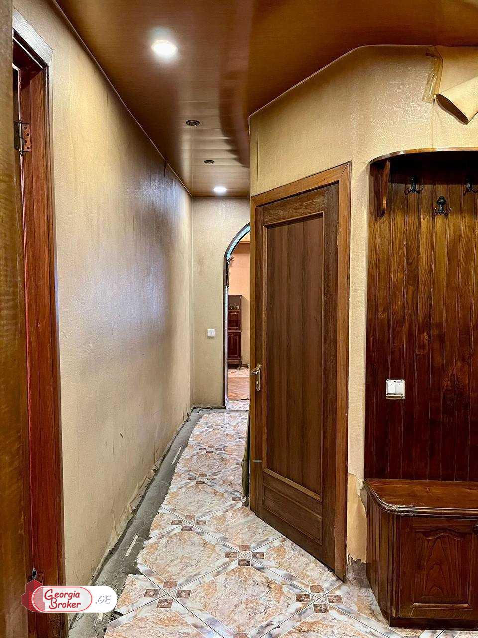 იყიდება ახალი გარემონტებული 5 ოთახიანი ბინა